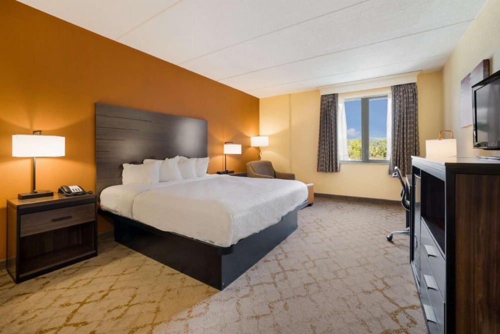 King Suite with Whirlpool - Non-Smoking